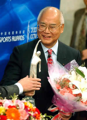何振梁当选为国际奥委会副主席(todayonhistory.com)