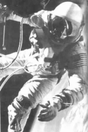 美国人怀特创造太空行走时间纪录(todayonhistory.com)