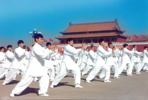 天安门广场万人表演太极拳（TodayOnHistory.com）