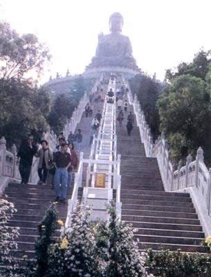 世界最大铜佛在香港圆顶（TodayOnHistory.com）