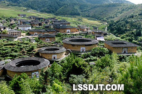 中国“福建土楼”被正式列入《世界遗产名录》(todayonhistory.com)