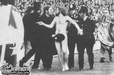 英国掀起裸体飞跑热潮(todayonhistory.com)