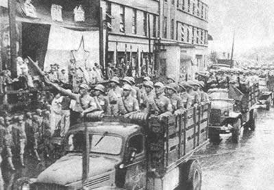 上海百万军民庆祝解放(todayonhistory.com)