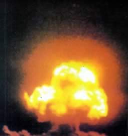 世界第一颗原子弹爆炸(Todayonhistory.com)