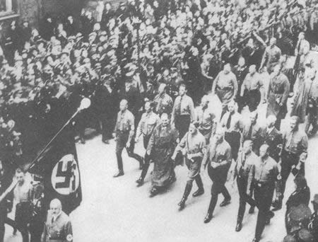 希特勒发动“啤酒店暴动”（TodayOnHistory.com）