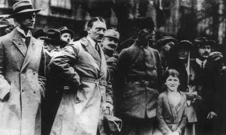 希特勒发动“啤酒店暴动”（TodayOnHistory.com）