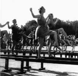 现代舞蹈创始人邓肯逝世(todayonhistory.com)