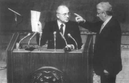 苏联新议会举行首次会议（TodayOnHistory.com）