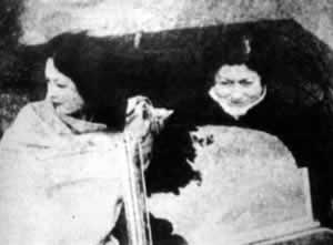 现代舞蹈创始人邓肯逝世(todayonhistory.com)