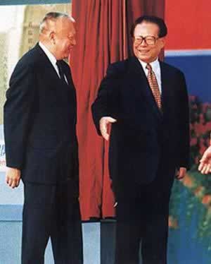 香港国际机场正式启用(todayonhistory.com)