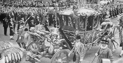 英国女王伊丽莎白二世加冕(todayonhistory.com)
