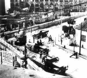 柏林墙下（TodayOnHistory.com）