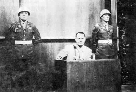 纳粹德国空军部长戈林自杀（TodayOnHistory.com）