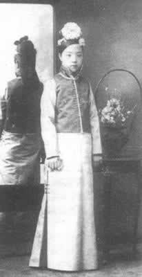 中国第一所女子学校招生（TodayOnHistory.com）