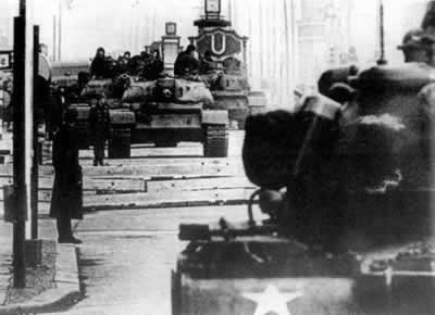 柏林墙下（TodayOnHistory.com）