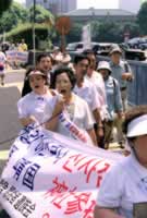 小泉执意参拜靖国神社亚洲人民表示强烈愤慨（TodayOnHistory.com）