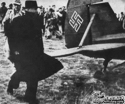 墨索里尼死里逃生(todayonhistory.com)