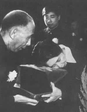 中共中央为刘少奇举行国葬和追悼会(todayonhistory.com)