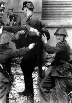 柏林墙下（TodayOnHistory.com）