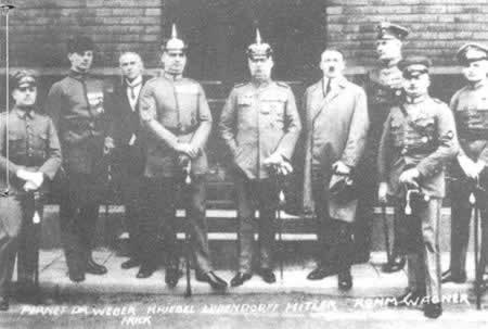 希特勒发动“啤酒店暴动”（TodayOnHistory.com）