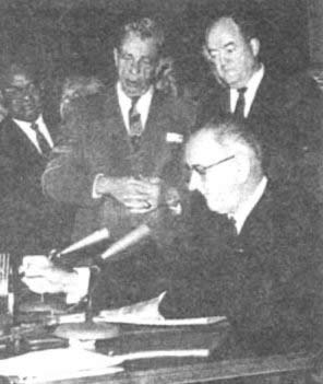 美国总统约翰逊签署民权法案(todayonhistory.com)