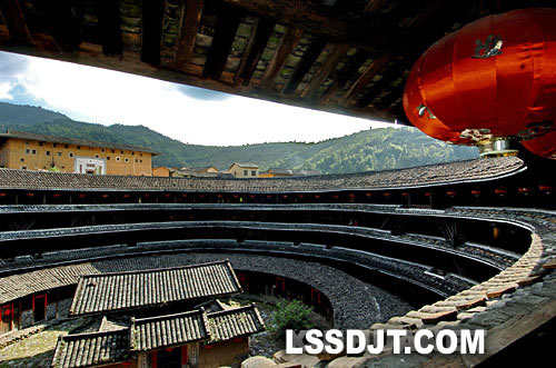 中国“福建土楼”被正式列入《世界遗产名录》(todayonhistory.com)