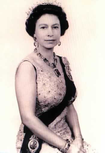 英国女王伊丽莎白二世加冕(todayonhistory.com)