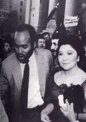 马科斯夫妇被控犯诈骗罪受审（TodayOnHistory.com）