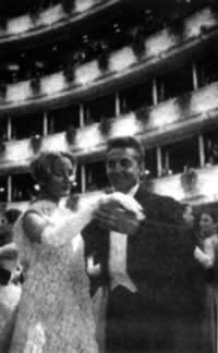 世界著名指挥家卡拉扬逝世(todayonhistory.com)