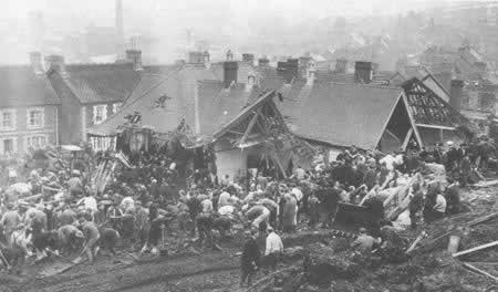 英国发生阿伯方悲剧（TodayOnHistory.com）
