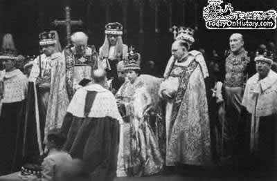 英国女王伊丽莎白二世加冕(todayonhistory.com)
