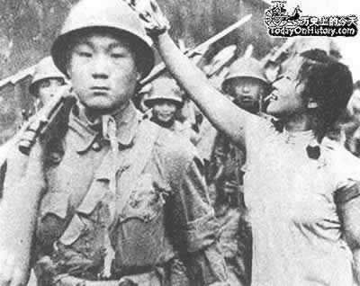 上海百万军民庆祝解放(todayonhistory.com)