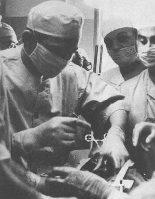 人类首次心脏移植手术成功(todayonhistory.com)