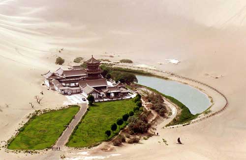 敦煌月牙泉重现风采(todayonhistory.com)