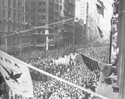 罗斯福签署美国国家经济复兴法案(todayonhistory.com)