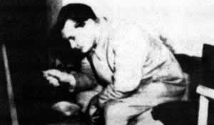 纳粹德国空军部长戈林自杀（TodayOnHistory.com）