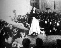 世界著名指挥家卡拉扬逝世(todayonhistory.com)