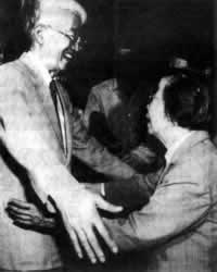 邓颖超会见台湾“立法委员”胡秋原(TodayOnHistory.com)