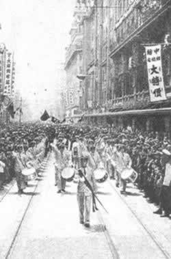 上海百万军民庆祝解放(todayonhistory.com)