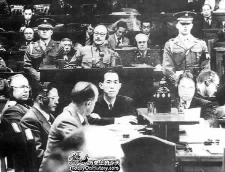 中国代表在远东国际军事法庭参加审判战犯（转自：todayonhistory.com）