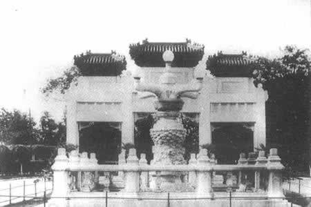 北京将克林德碑改名“公理战胜”（TodayOnHistory.com）