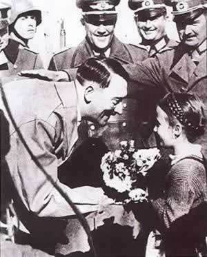 战争狂人希特勒在柏林自杀(todayonhistory.com)
