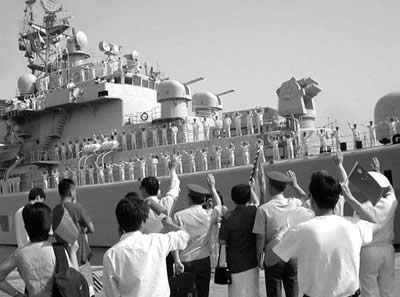 中国海军舰艇首次进行环球航行(todayonhistory.com)