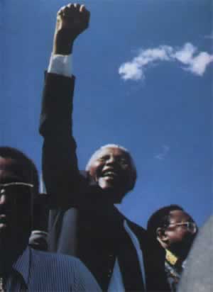 曼德拉在宣誓就任南非总统(todayonhistory.com)