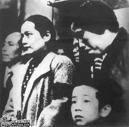 鲁迅在上海病逝（TodayOnHistory.com）