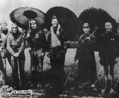 美国杜立德轰炸机编队首次空袭东京(todayonhistory.com)