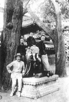 庄士敦成为溥仪的英语教师（TodayOnHistory.com）