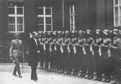 兴登堡逝世，希特勒继任德国总统（TodayOnHistory.com）