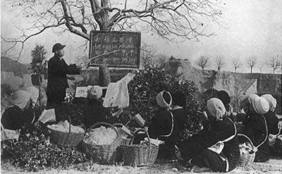 我国开展大规模扫盲运动(todayonhistory.com)