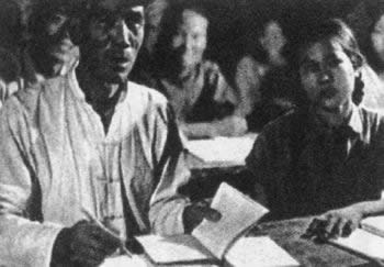 江青树立“革命”典型小靳庄(todayonhistory.com)